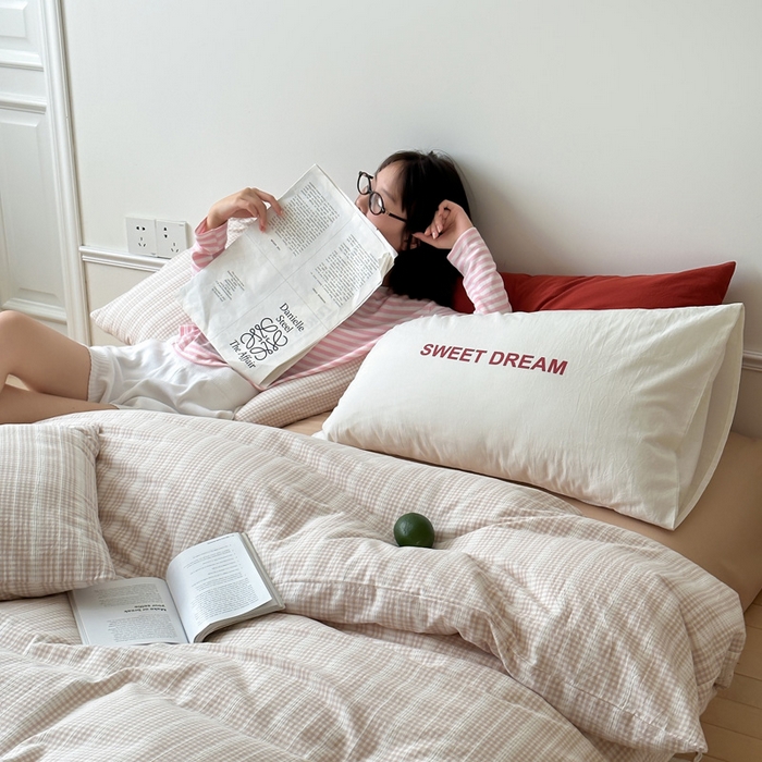 91家纺网 家纺一手货源 找家纺 艾沁家纺 2024新款40S全棉色织水洗提花条纹四件套 花漾-咖（配1只提花枕+1只砖红枕）