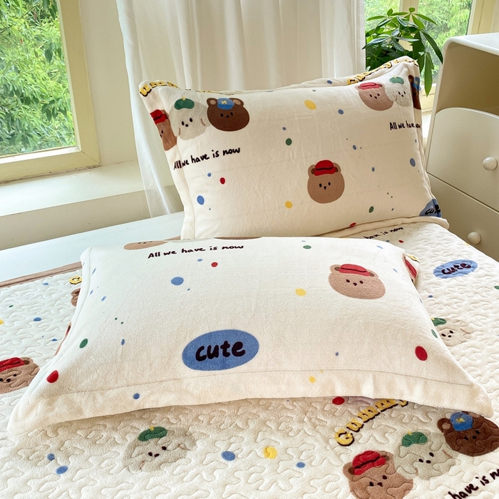 91家纺网 家纺一手货源 找家纺 赫梵茜 2024新款高克重安抚豆豆被套牛奶绒夹棉床笠四件套 复古小熊