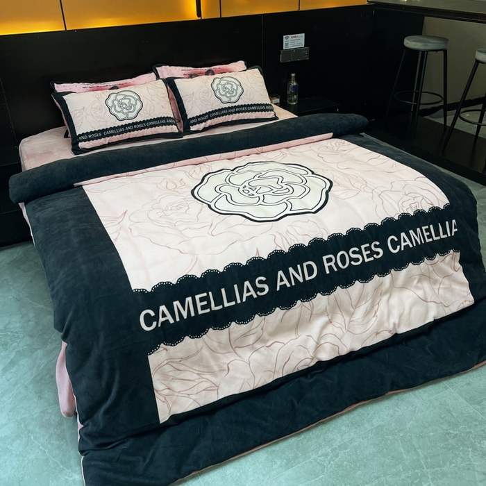 91家纺网 家纺一手货源 找家纺 2024新款大版数码印花四件套高克重双面加厚牛奶绒四件套 山茶粉