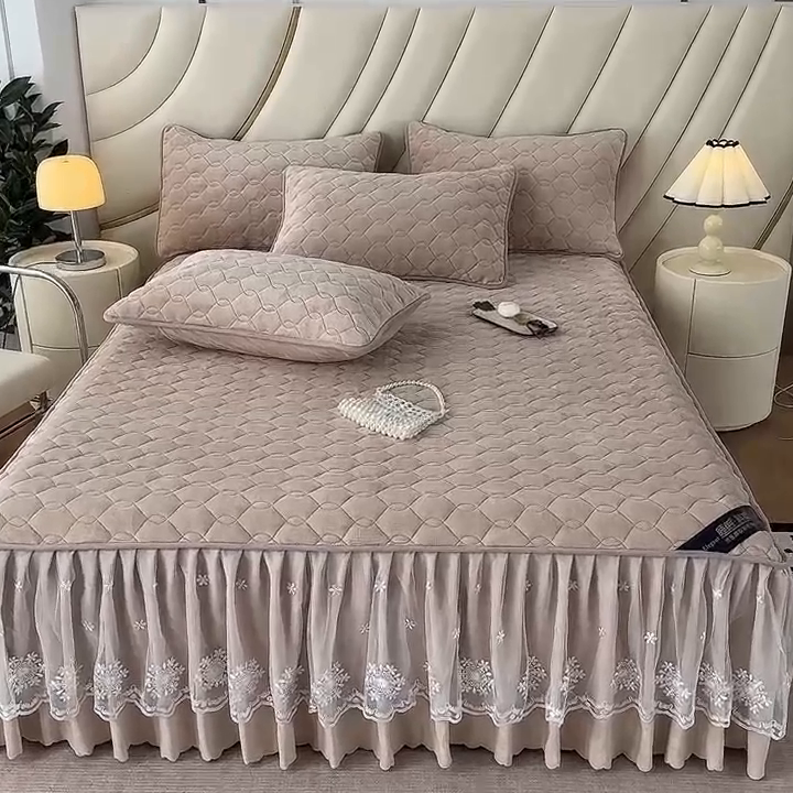 91家纺网 家纺一手货源 找家纺 品乐家纺 2024新款简约牛奶绒夹棉保暖床裙 驼色