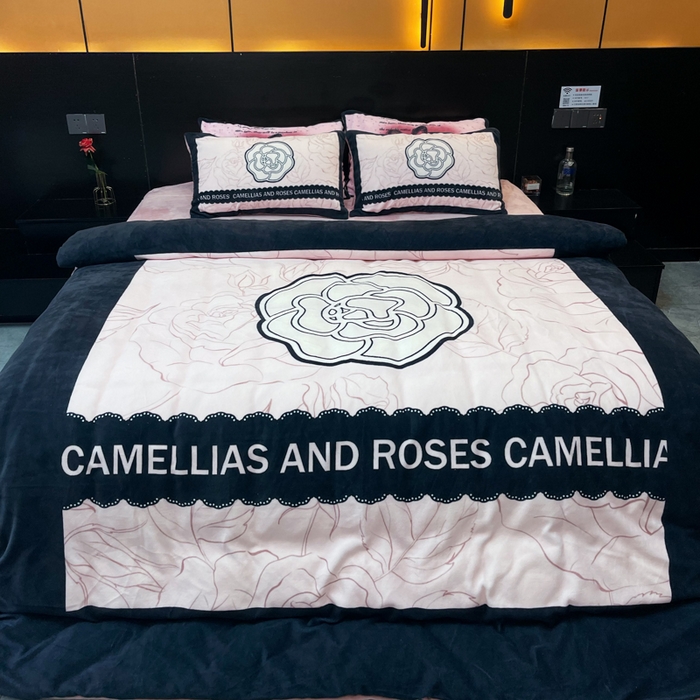 91家纺网 家纺一手货源 找家纺 2024新款大版数码印花四件套高克重双面加厚牛奶绒四件套 山茶粉