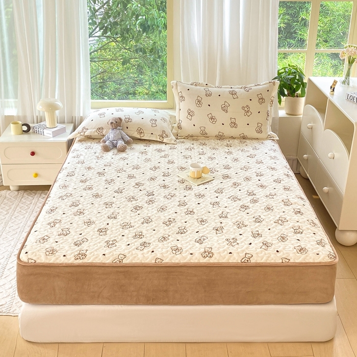 91家纺网 家纺一手货源 找家纺 赫梵茜 2024新款高克重安抚豆豆被套加厚牛奶绒床盖加厚牛奶绒夹棉床笠四件套 小熊院长