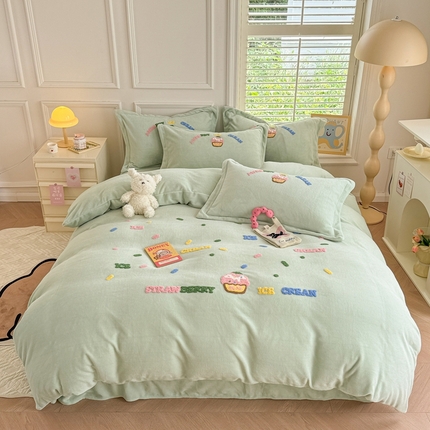 芯贝儿 2024新款简约小清新加厚保暖牛奶绒毛巾绣花宝宝绒雕花绒法莱绒四件套 草莓雷糕-香草绿
