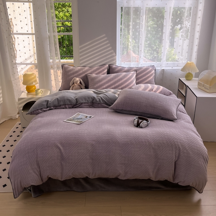 91家纺网 家纺一手货源 找家纺 晚依家纺 2024新款230g纯色立体雕花牛奶绒四件套贝壳边加厚保暖定制定做 语格-灰紫