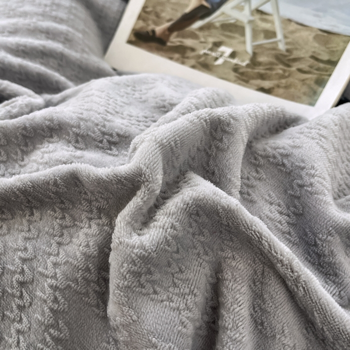 91家纺网 家纺一手货源 找家纺 晚依家纺 2024新款230g纯色立体雕花牛奶绒四件套贝壳边加厚保暖定制定做 语格-石英灰