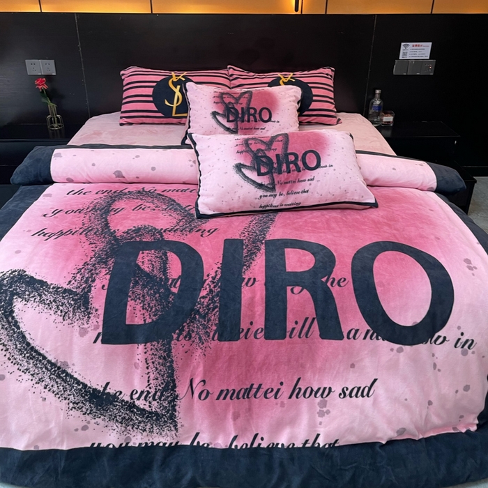 91家纺网 家纺一手货源 找家纺 2024新款大版数码印花四件套高克重双面加厚牛奶绒四件套 黑色爱心