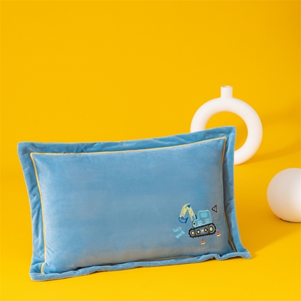 91家纺网 家纺一手货源 找家纺 （总）大熊枕芯 2024新款婴儿绒绣花儿童枕 枕头枕芯