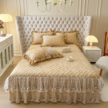 91家纺网 家纺一手货源 找家纺 网红馆（ck家纺） 2025新款高克重天鹅绒刺绣床裙三件套-花语秘境 花语秘境-浅卡其