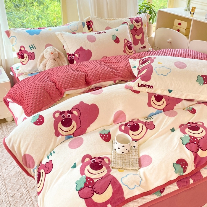 91家纺网 家纺一手货源 找家纺 赫梵茜 2024新款高克重安抚豆豆被套加厚牛奶绒床盖加厚牛奶绒夹棉床笠四件套 甜心熊