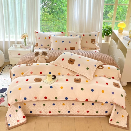 91家纺网 家纺一手货源 找家纺 赫梵茜 2024新款高克重安抚豆豆被套牛奶绒夹棉床盖四件套 波点小熊