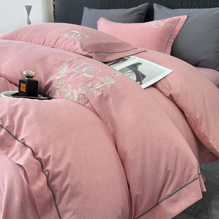 91家纺网 家纺一手货源 找家纺 宜家坊 2024新款加厚肌理纹碳素磨毛刺绣四件套-邂逅系列 邂逅-浪漫粉