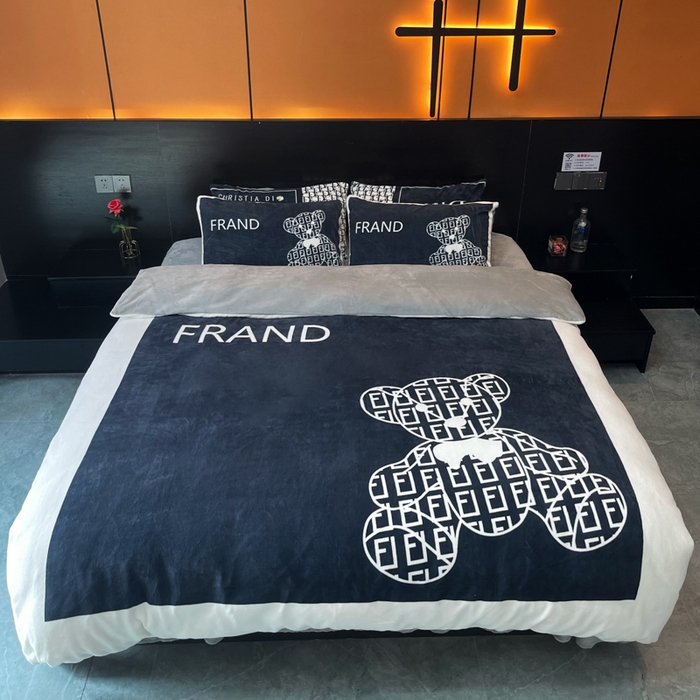 91家纺网 家纺一手货源 找家纺 2024新款大版数码印花四件套高克重双面加厚牛奶绒四件套 小黑熊