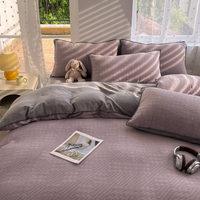 91家纺网 家纺一手货源 找家纺 晚依家纺 2024新款230g纯色立体雕花牛奶绒四件套贝壳边加厚保暖定制定做 语格-灰紫