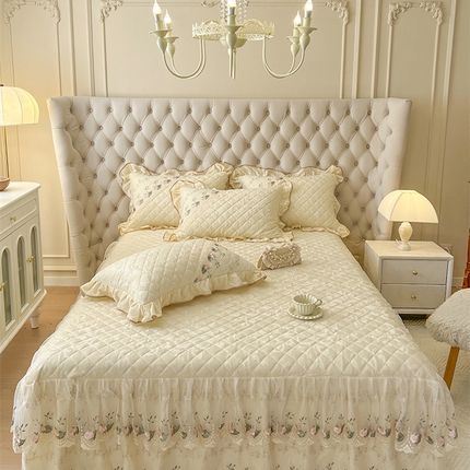 91家纺网 家纺一手货源 找家纺 网红馆（ck家纺） 2025新款高克重天鹅绒刺绣床裙三件套-花语秘境 花语秘境-奶杏