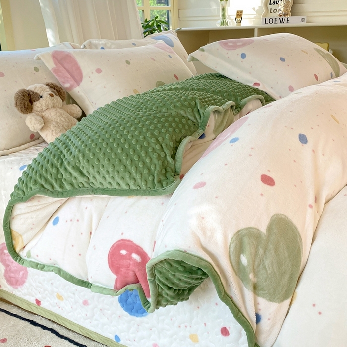 91家纺网 家纺一手货源 找家纺 赫梵茜 2024新款高克重安抚豆豆被套牛奶绒夹棉床盖四件套 七彩爱心