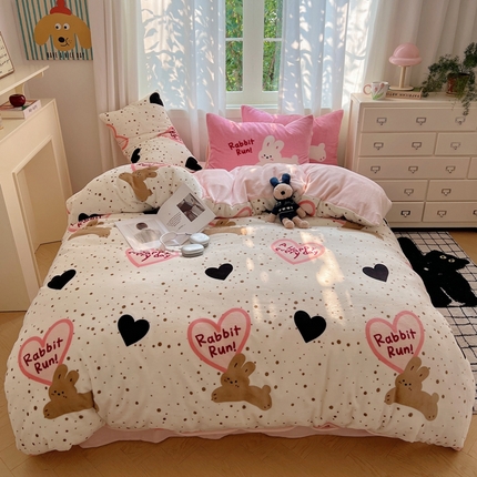 91家纺网 家纺一手货源 找家纺 桃喜 2024新秋冬新品卡通混搭牛奶绒系列四件套 多巴胺小兔