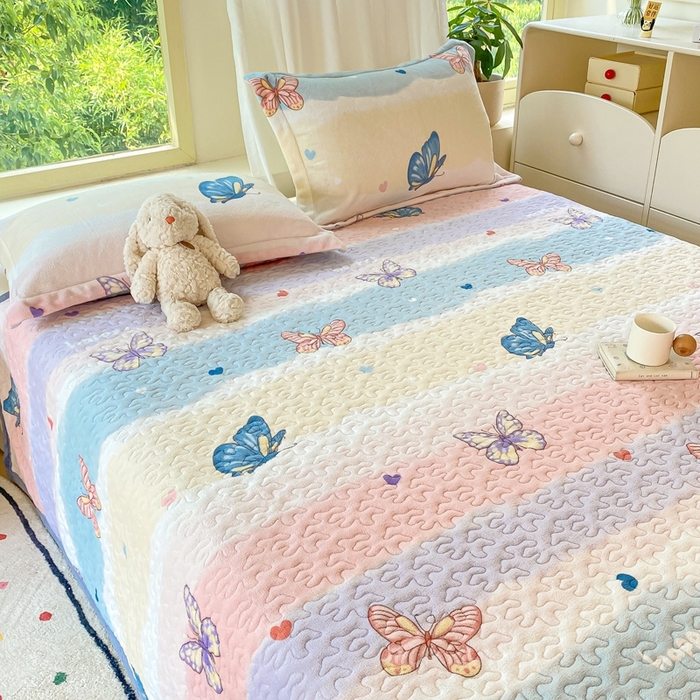 91家纺网 家纺一手货源 找家纺 赫梵茜 2024新款高克重安抚豆豆被套牛奶绒夹棉床盖四件套 蝶恋