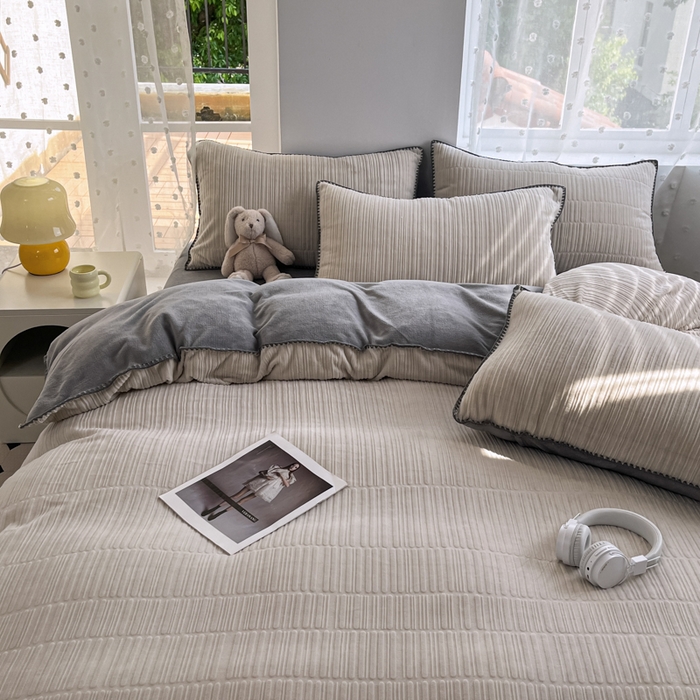 91家纺网 家纺一手货源 找家纺 晚依家纺 2024新款230g纯色立体雕花牛奶绒四件套贝壳边加厚保暖定制定做 香榭格调-珍珠灰