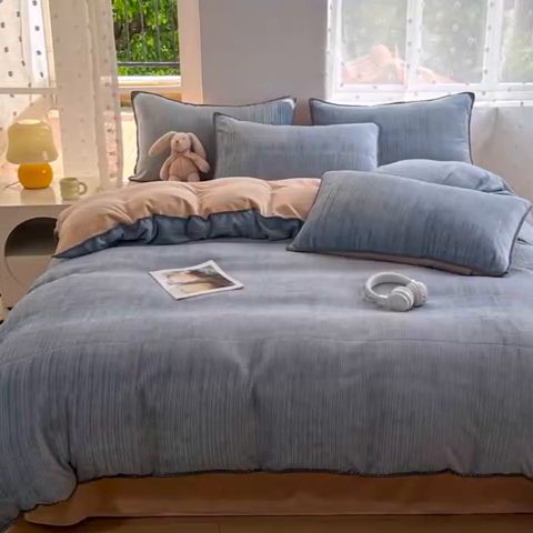 91家纺网 家纺一手货源 找家纺 晚依家纺 2024新款230g纯色立体雕花牛奶绒四件套贝壳边加厚保暖定制定做 香榭格调-雨水蓝
