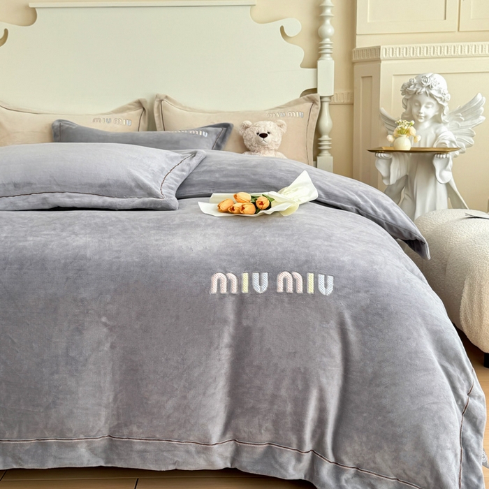 91家纺网 家纺一手货源 找家纺 （总）宜家坊 2024新款高克重9斤婴儿绒轻奢刺绣织带四件套