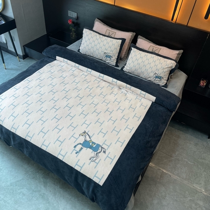 91家纺网 家纺一手货源 找家纺 2024新款大版数码印花四件套高克重双面加厚牛奶绒四件套 小马