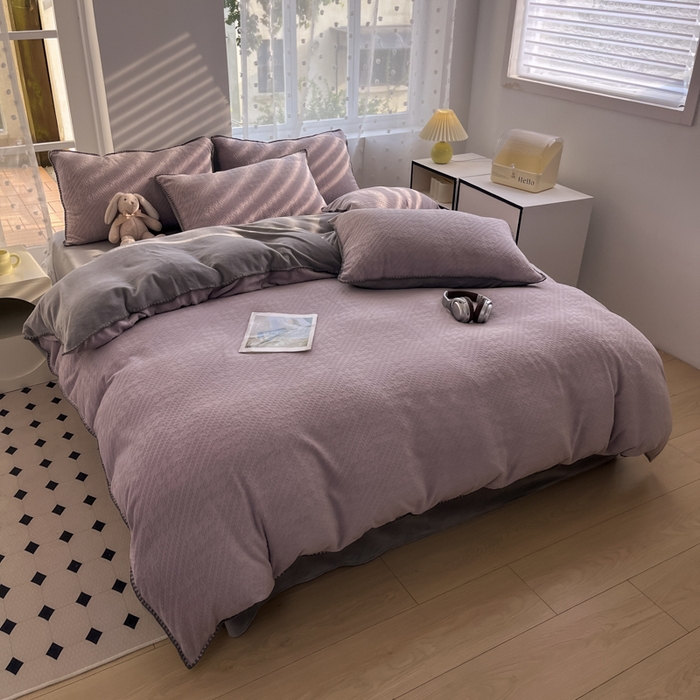 91家纺网 家纺一手货源 找家纺 晚依家纺 2024新款230g纯色立体雕花牛奶绒四件套贝壳边加厚保暖定制定做 语格-灰紫