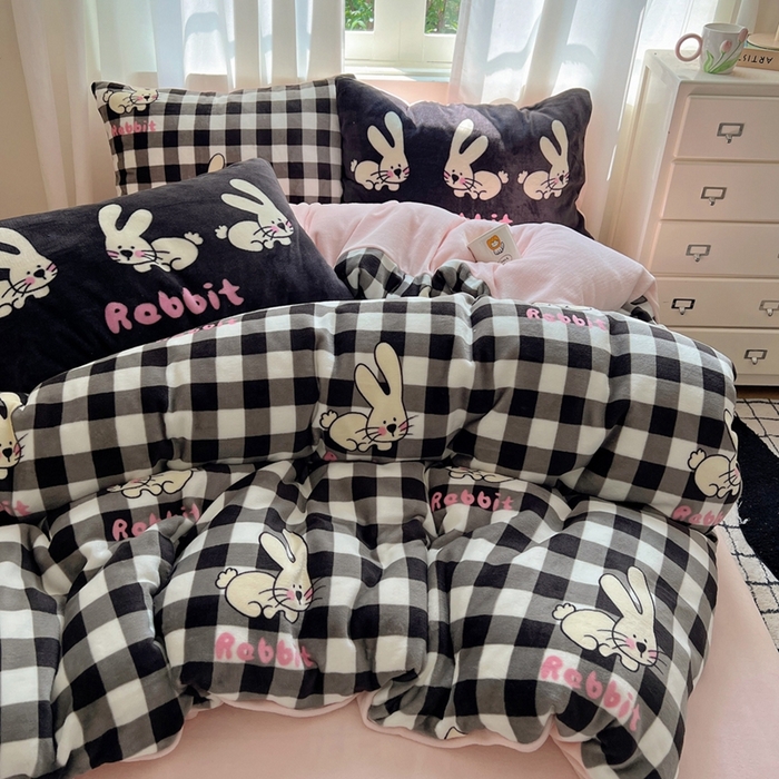 91家纺网 家纺一手货源 找家纺 桃喜 2024新秋冬新品卡通混搭牛奶绒系列四件套 黑白格小兔