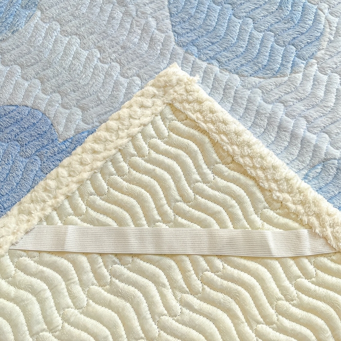 91家纺网 家纺一手货源 找家纺 川悦生活 2024新款A类印花雪花绒床垫加厚绒保暖床护垫 床垫青色岁月