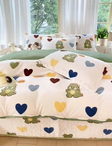 91家纺网 家纺一手货源 找家纺 赫梵茜 2024新款高克重安抚豆豆被套牛奶绒夹棉床盖四件套 爱心恐龙