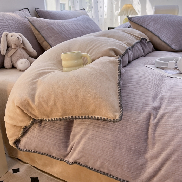 91家纺网 家纺一手货源 找家纺 晚依家纺 2024新款230g纯色立体雕花牛奶绒四件套贝壳边加厚保暖定制定做 香榭格调-紫