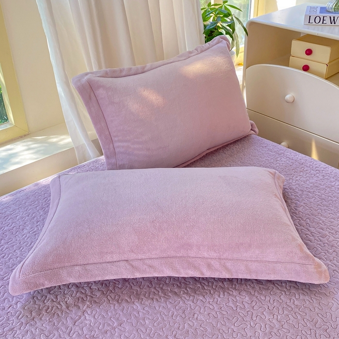 91家纺网 家纺一手货源 找家纺 赫梵茜 2024新款高克重安抚豆豆被套牛奶绒夹棉床笠四件套 新款淡紫