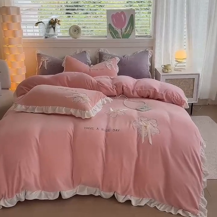 91家纺网 家纺一手货源 找家纺 宜家坊 2024秋冬韩版花边蕾丝刺绣加厚牛奶绒四件套（含无纺布手提袋） 花屿集-粉