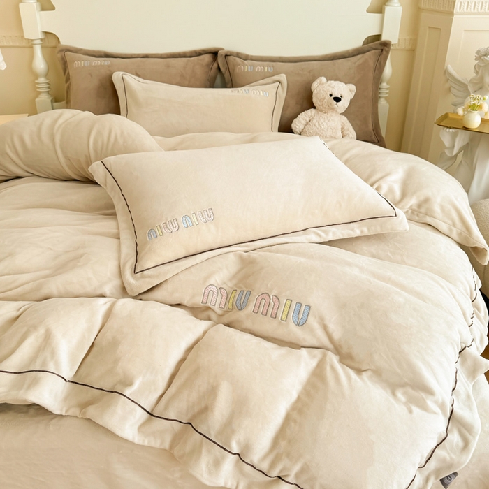 91家纺网 家纺一手货源 找家纺 宜家坊 2024新款高克重9斤婴儿绒轻奢刺绣织带四件套 米驼色