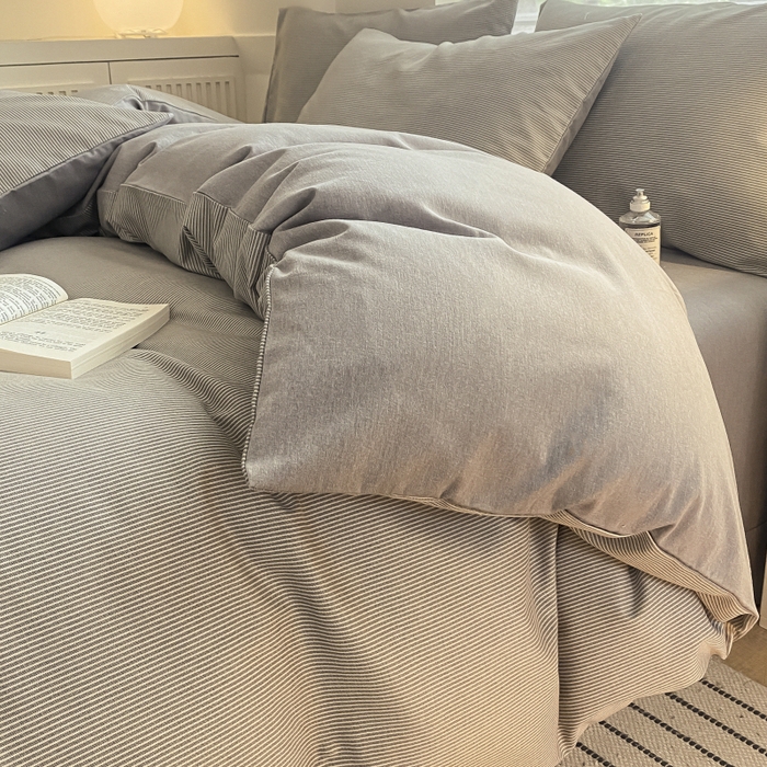 91家纺网 家纺一手货源 找家纺 慕尚家纺 2025新款原棉磨毛四件套单被套系列-四件套 细条雅致灰