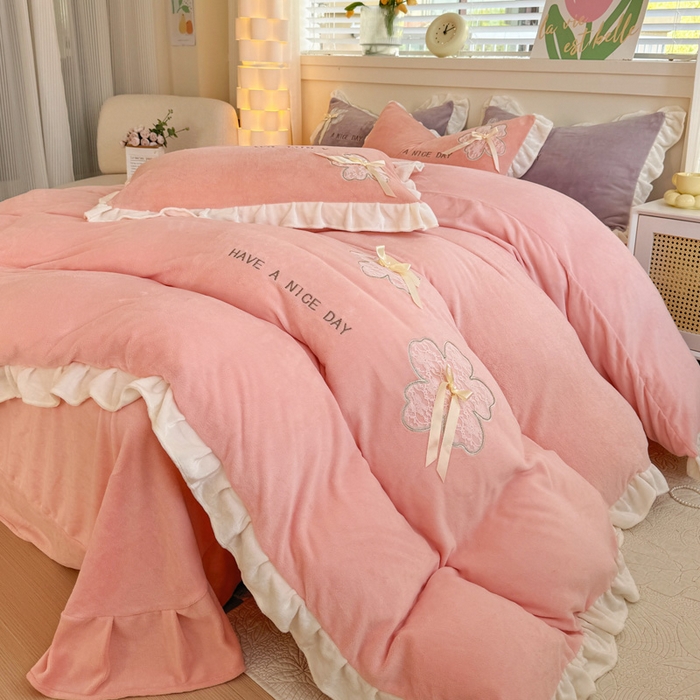 91家纺网 家纺一手货源 找家纺 宜家坊 2024秋冬韩版花边蕾丝刺绣加厚牛奶绒四件套（含无纺布手提袋） 花屿集-粉