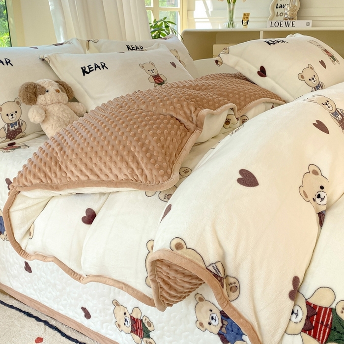 91家纺网 家纺一手货源 找家纺 赫梵茜 2024新款高克重安抚豆豆被套牛奶绒夹棉床盖四件套 布偶熊