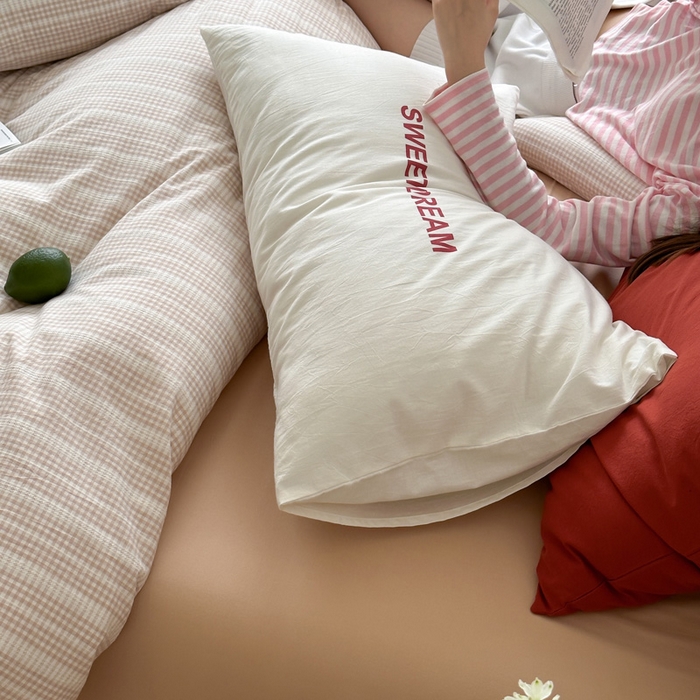 91家纺网 家纺一手货源 找家纺 艾沁家纺 2024新款40S全棉色织水洗提花条纹四件套 花漾-咖（配1只提花枕+1只砖红枕）