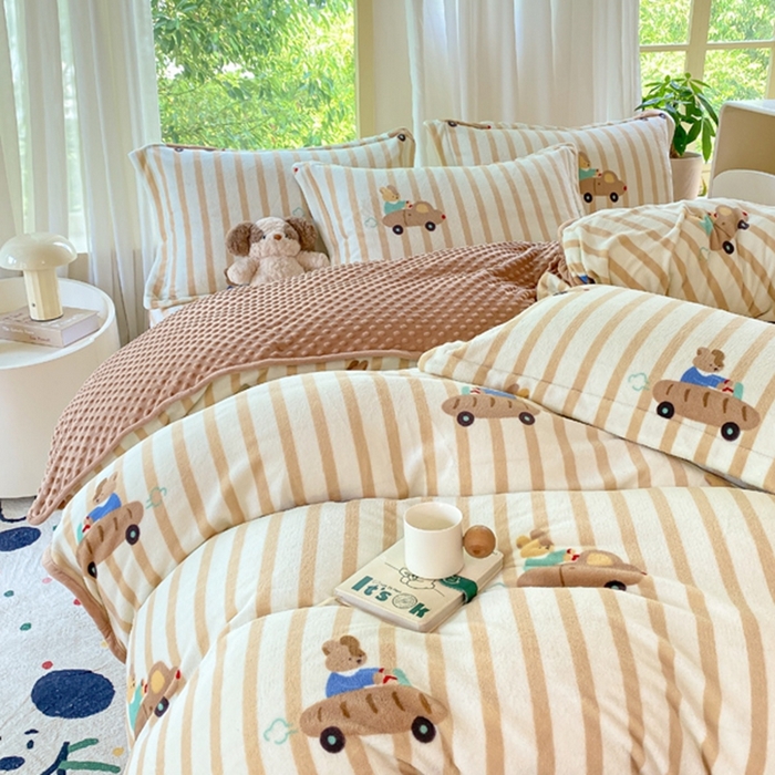 91家纺网 家纺一手货源 找家纺 赫梵茜 2024新款高克重安抚豆豆被套牛奶绒夹棉床盖四件套 萝卜小兔