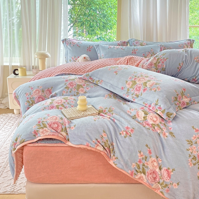 91家纺网 家纺一手货源 找家纺 赫梵茜 2024新款高克重安抚豆豆被套加厚牛奶绒床盖加厚牛奶绒夹棉床笠四件套 风吹半夏