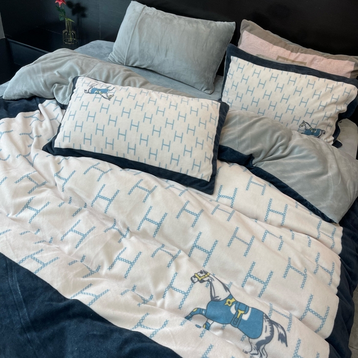 91家纺网 家纺一手货源 找家纺 2024新款大版数码印花四件套高克重双面加厚牛奶绒四件套 小马