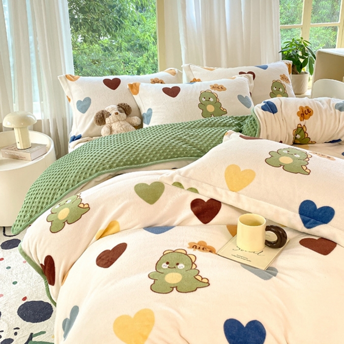 91家纺网 家纺一手货源 找家纺 赫梵茜 2024新款高克重安抚豆豆被套牛奶绒夹棉床盖四件套 爱心恐龙