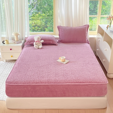 91家纺网 家纺一手货源 找家纺 赫梵茜 2024新款高克重安抚豆豆被套牛奶绒夹棉床笠四件套 新款豆沙