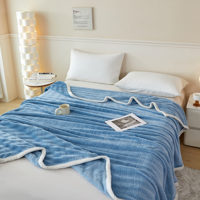 91家纺网 家纺一手货源 找家纺 可思家纺 2024新款纯色仿兔绒泡泡绒毛毯家用四级毯午睡毯 条纹人生海洋蓝