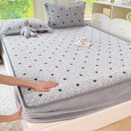 赫梵茜 2024新款高克重安抚豆豆被套牛奶绒夹棉床笠四件套 灰色爱心