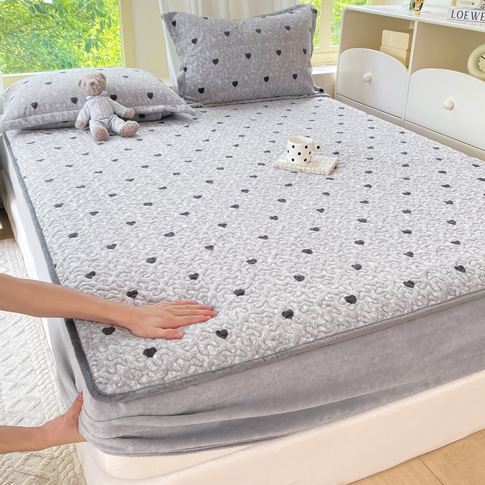 91家纺网 家纺一手货源 找家纺 赫梵茜 2024新款高克重安抚豆豆被套牛奶绒夹棉床笠四件套 灰色爱心