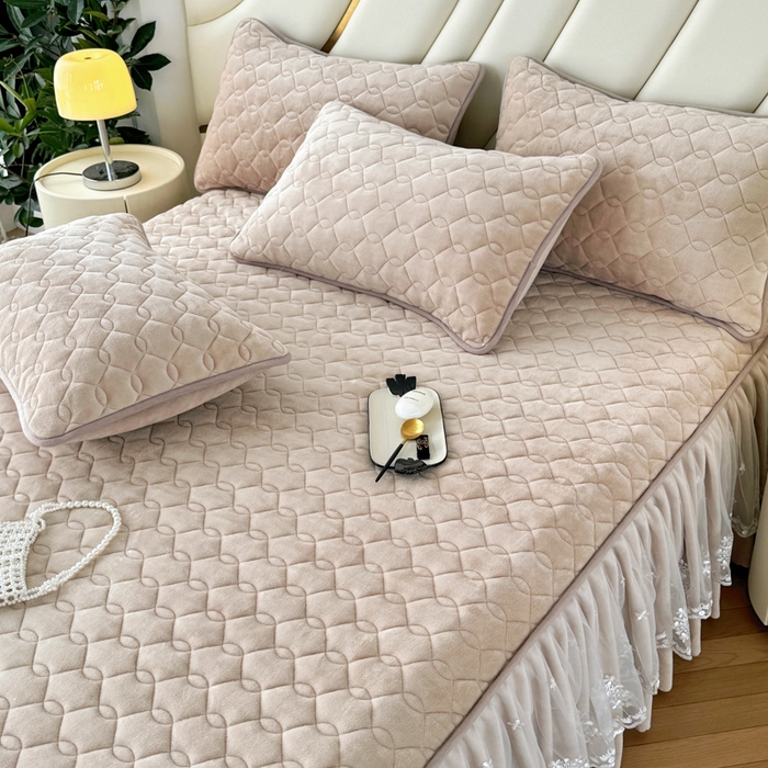 91家纺网 家纺一手货源 找家纺 品乐家纺 2024新款简约牛奶绒夹棉保暖床裙 驼色