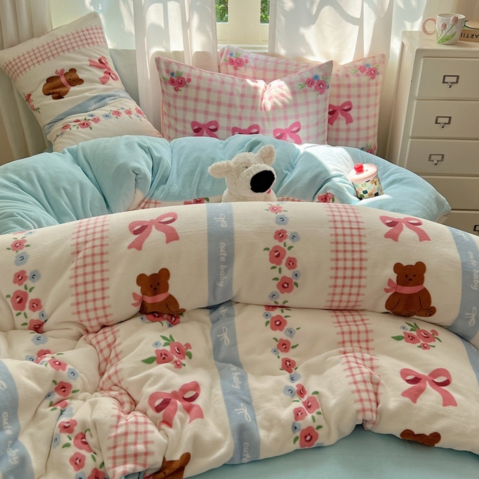 91家纺网 家纺一手货源 找家纺 桃喜 2024新秋冬新品卡通混搭牛奶绒系列四件套 花园小熊