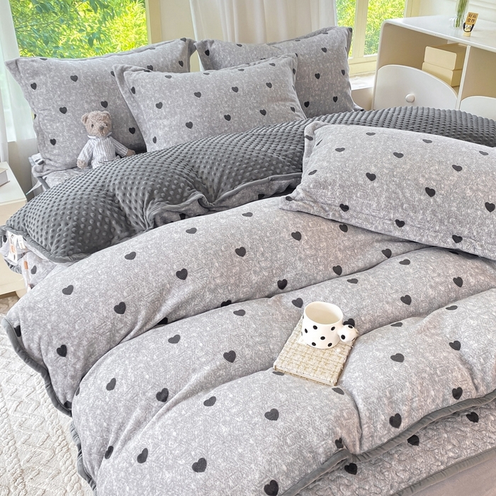 91家纺网 家纺一手货源 找家纺 赫梵茜 2024新款高克重安抚豆豆被套加厚牛奶绒床盖加厚牛奶绒夹棉床笠四件套 灰色爱心