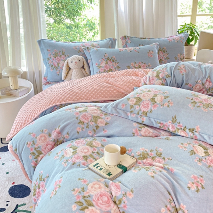 91家纺网 家纺一手货源 找家纺 赫梵茜 2024新款高克重安抚豆豆被套加厚牛奶绒床盖加厚牛奶绒夹棉床笠四件套 风吹半夏