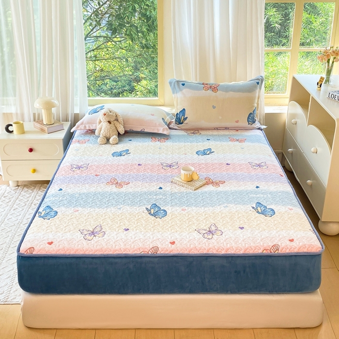 91家纺网 家纺一手货源 找家纺 赫梵茜 2024新款高克重安抚豆豆被套加厚牛奶绒床盖加厚牛奶绒夹棉床笠四件套 蝶恋